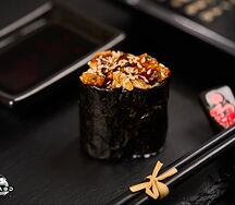 Гункан с угрем и соусом унаги