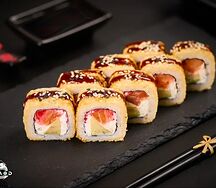 Ролл с лососем жареный