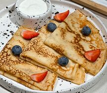 Блинчики с бельгийским шоколадом и ягодным соусом