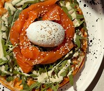 Вафли с лососем и руколой