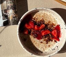 Овсяная каша с гранолой и клубникой