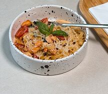 Фетучини с лососем и креветками