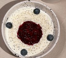 Рисовая каша с томленой вишней