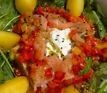 Салат с лососем, страчателлой и картофелем бэби