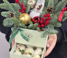 Шкатулка с клубникой в шоколаде и нобилисом