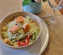 Салат Цезарь с креветками