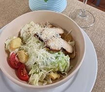 Салат Цезарь с курицей