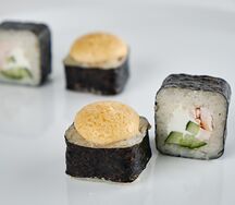 Запечённый спайси-ролл с курицей