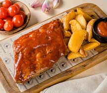 Томленные свиные ребра с соусом BBQ