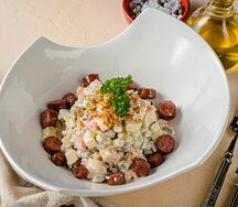 Салат Оливье с курицей и копчеными колбасками