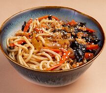 Вок с курицей в соусе пад-тай