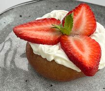 Милхаус пышка с клубникой 