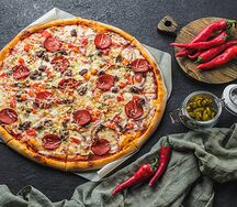 Пицца с остринкой большая