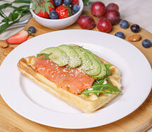 Бельгийская вафля с красной рыбой, зеленью, авокадо и творожным сыром