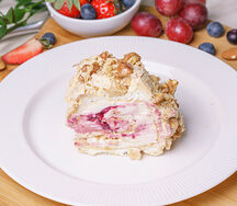 Меренговый рулет с вишневой начинкой