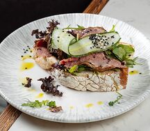 Брускетта с ростбифом