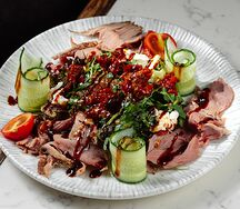 Салат с сочным ростбифом и вялеными томатами
