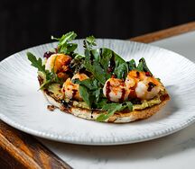 Брускетта с креветками 