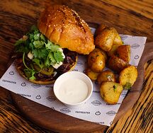 Фирменный бургер с копченым брискетом