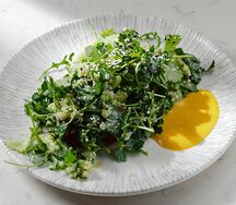 Зеленый салат с киноа, шпинатом и цукини