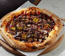 Пицца с брискетом и перчиком халапеньо