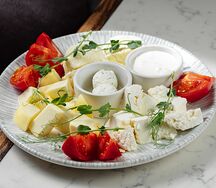 Сырная тарелка из молодых сыров