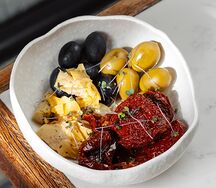 Маслины, оливки, вяленые томаты, артишоки