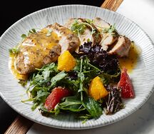 Куриная грудка с листьями салата