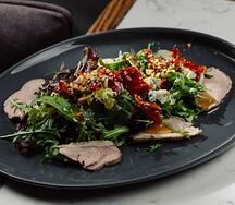 Салат с уткой и грушей