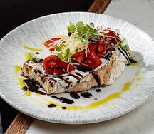 Брускетта с томатами и сливочным сыром