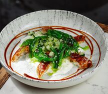 Салат с угрем и сыром страчателла