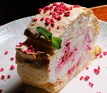 Меренговый рулет с малиной
