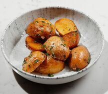 Молодой картофель с травами