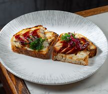 Брускетта с угрем