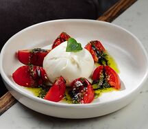 Буррата на сочных томатах