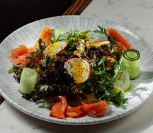 Салат с лососем и авокадо