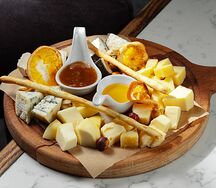 Сырная тарелка из выдержанных сыров