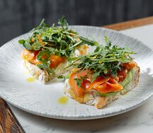 Брускетта с лососем и авокадо