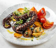 Осьминог с молодым картофелем