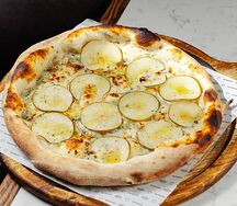 Пицца с грушей и горгондзолой