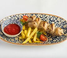 Куриный шашлычок с картофелем фри
