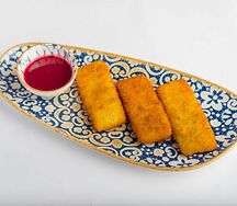 Жареный сулугуни с вишневым соусом