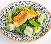 С опалённым лососем