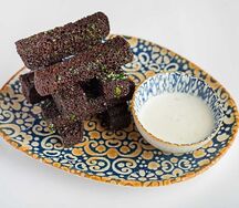 Гренки из бородинского хлеба с соусом блю чиз