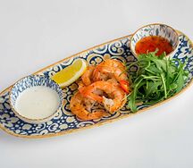 Креветки-гриль с соусом блю чиз