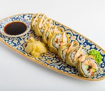 Жареный ролл с угрем и крабом