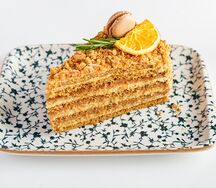 Медовый торт с соленой карамелью