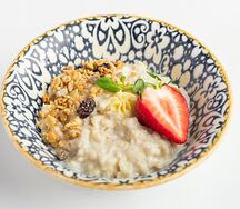 Каша овсяная с бананом, мюсли и клубникой