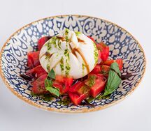 Буррата с томатами