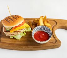 Бургер с куриной котлетой